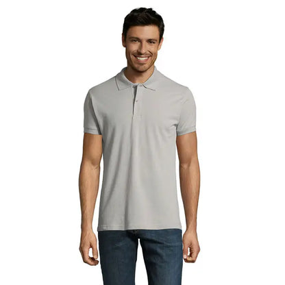 Un bărbat poartă un tricou polo perfect men 180g gri deschis cu mâneci scurte și guler clasic