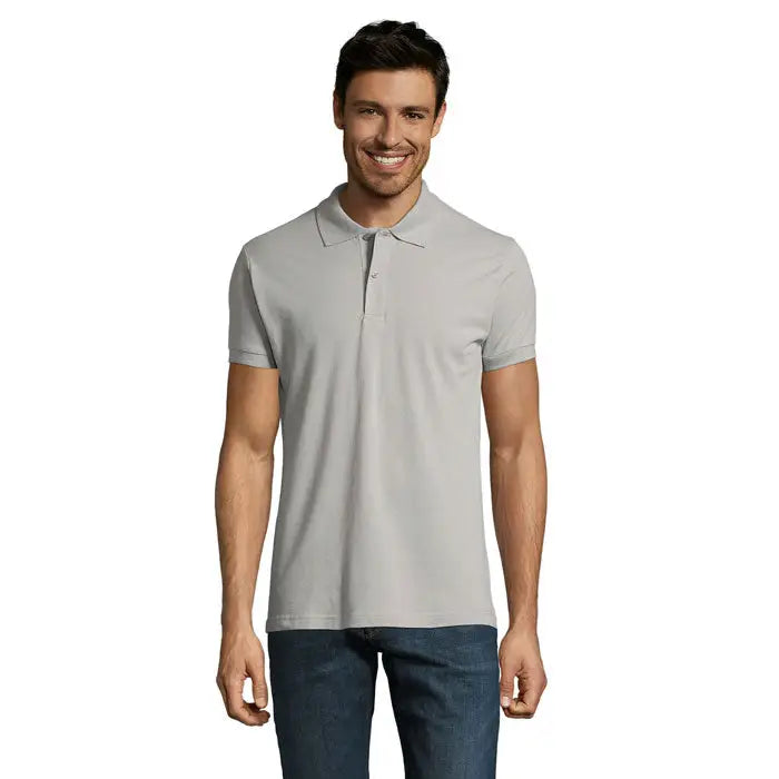 Un bărbat poartă un polo perfect men 180g gri deschis din bumbac cu mâneci scurte și guler clasic
