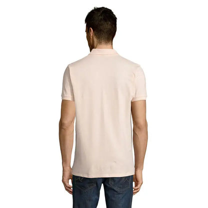 Un bărbat poartă un polo beige deschis cu mâneci scurte și cusături îngrijite din colecția polo perfect men 180g