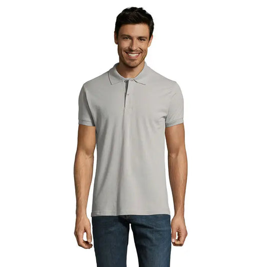 Un bărbat poartă un polo gri deschis cu mânecă scurtă perfect men 180g fabricat din material de calitate
