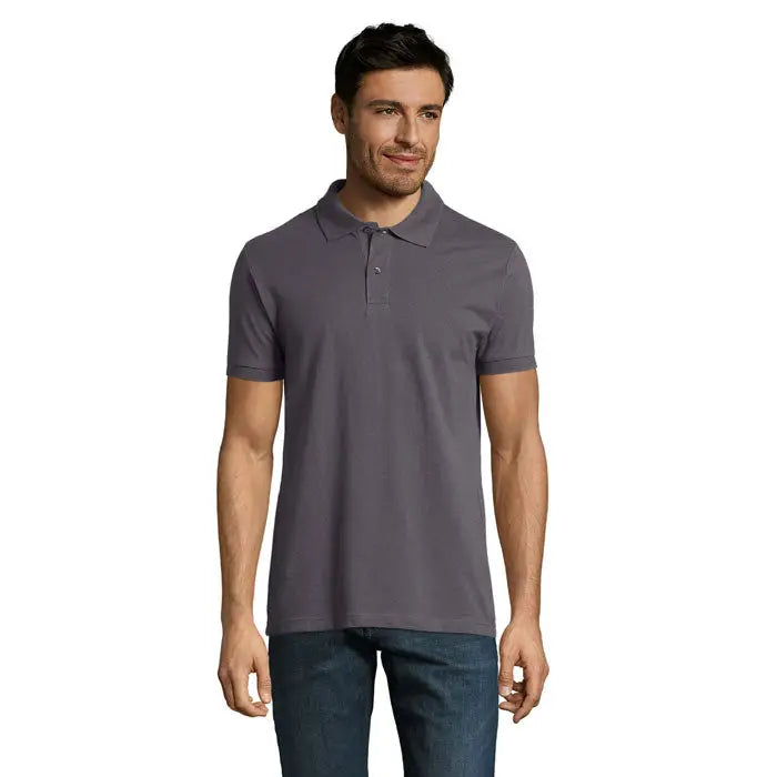 Bărbat purtând un polo perfect men 180g gri închis cu mâneci scurte și guler clasic din bumbac de 180g