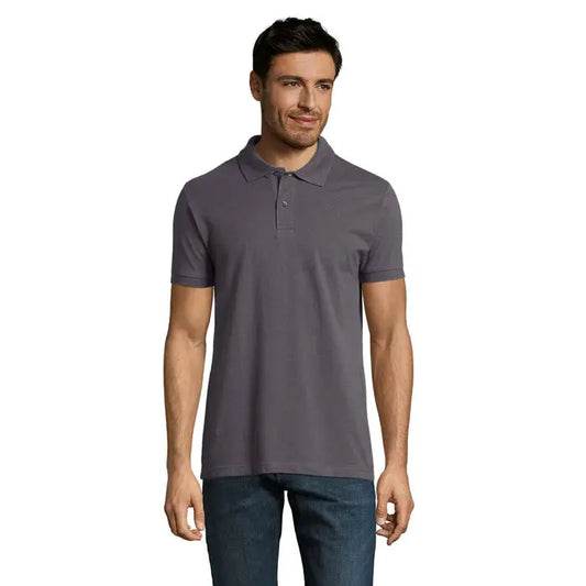 Bărbat purtând un polo perfect men 180g gri închis cu mâneci scurte și guler clasic din bumbac de 180g