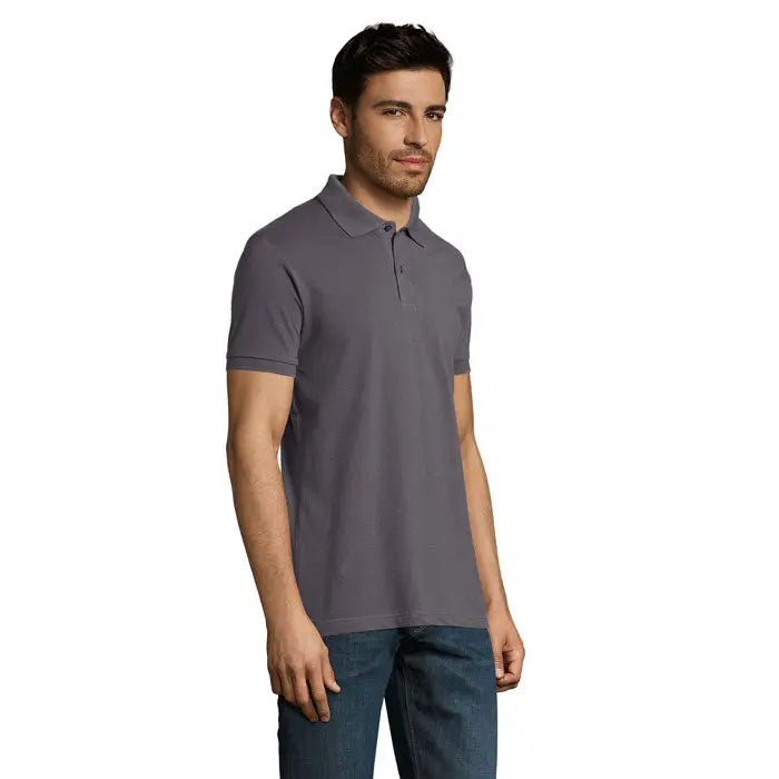 Polo perfect men 180g un tricou polo gri închis, cu guler clasic și mâneci scurte, din material de 180g