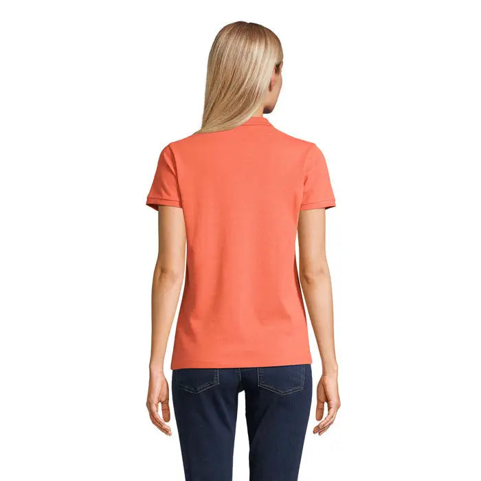 Polo planet women 170g este un tricou polo coral cu mâneci scurte, guler clasic și tiv cusut, din material confortabil