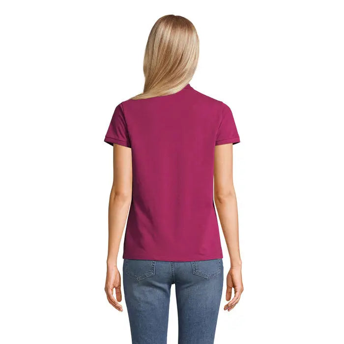 Femeie poartă tricou polo planet women 170g magenta solid cu mâneci scurte și guler clasic din material de 170g