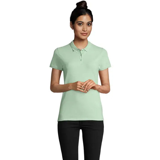 O femeie poartă un tricou polo mint deschis pentru femei cu mânecă scurtă și guler clasic din bumbac 170g
