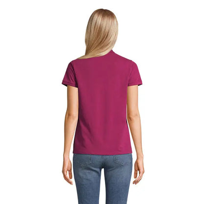 O femeie poarta un tricou polo planet women 170g magenta cu maneci scurte si guler clasic din material solid