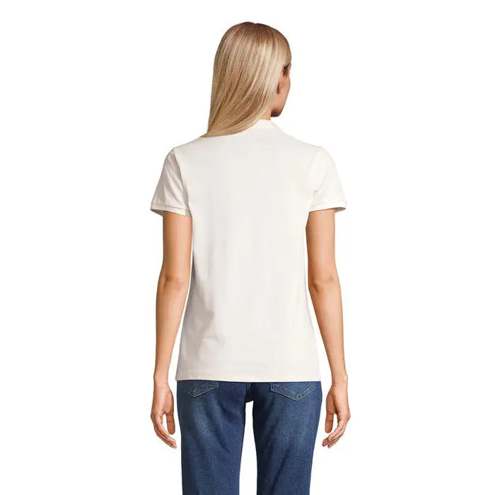 O femeie poarta un tricou simplu polo planet women 170g, alb-crem, cu maneci scurte si decolteu rotund clasic