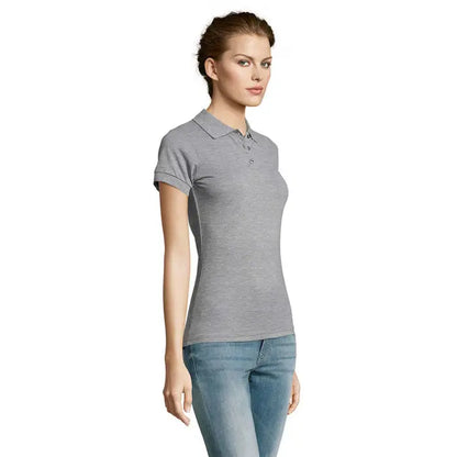 Polo prime femeni din policoton gri cu maneci scurte, guler clasic si nasturi pentru tinute casual elegante