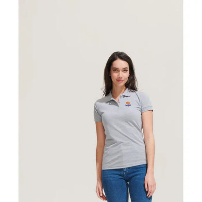 Polo prime femeni din policoton gri cu logo brodat mic pe partea stanga a pieptului