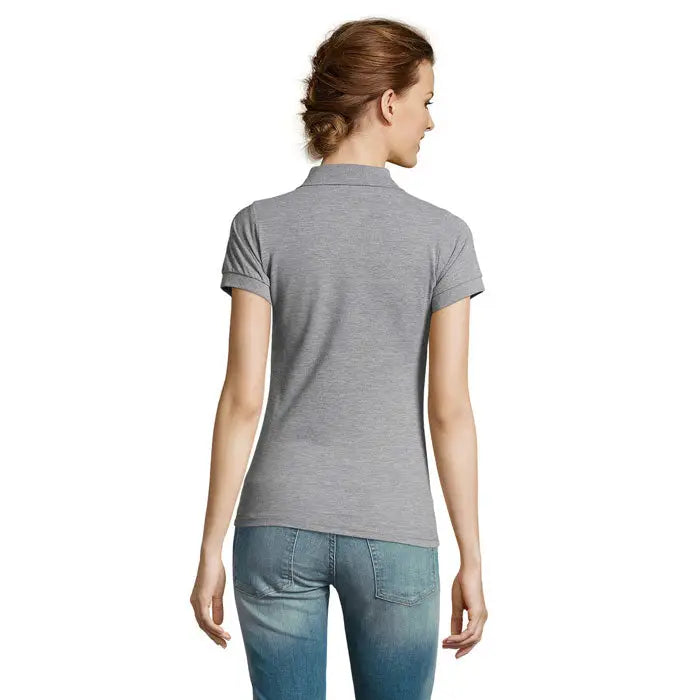 Polo prime femeni din policoton gri melanj cu mâneci scurte și guler clasic, ideal pentru ținute casual