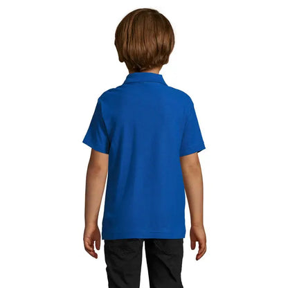 Un copil poartă un polo summer ii kids 170g albastru regal cu mâneci scurte și guler clasic din material ușor