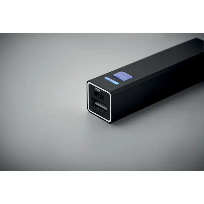 Power bank negru dreptunghiular mat cu capacitate 2600 mAh, porturi usb cu margine argintie si indicatori led albastri