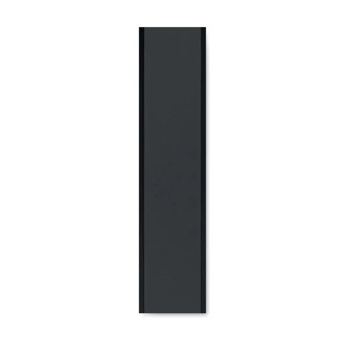 Carcasa neagră pentru power bank 2600 mAh cu finisaj mat și model texturat subtil, vedere din spate