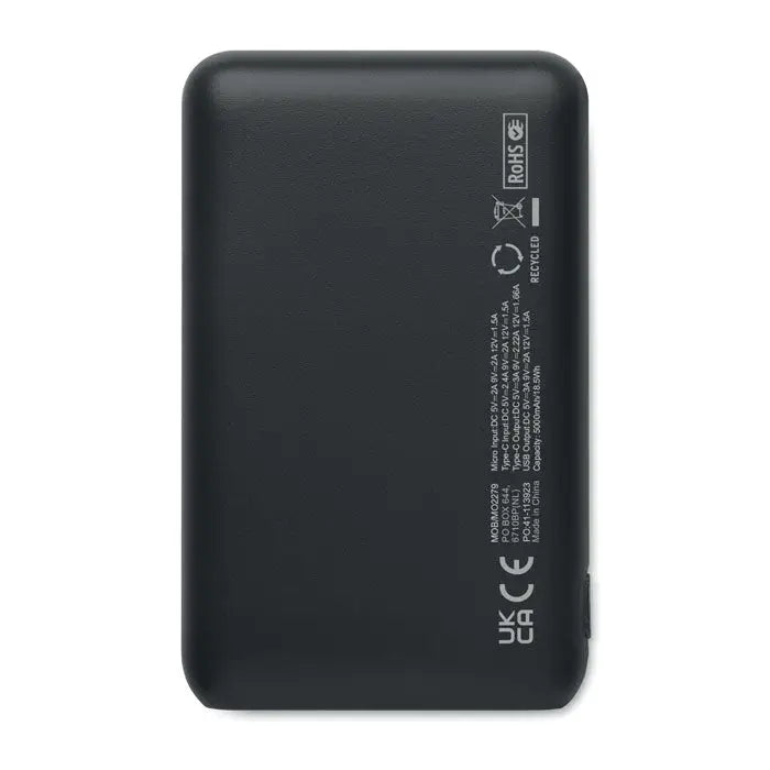 Partea din spate a unui power bank portabil negru 5000 mAh cu suprafață texturată și marcaje de reglementare
