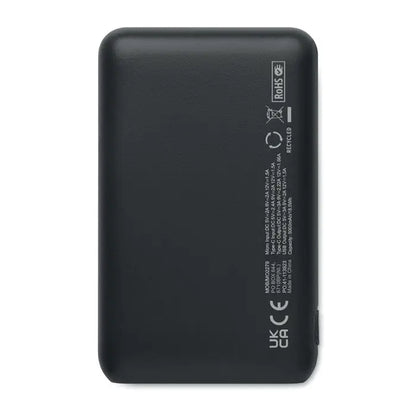 Partea din spate a unui power bank portabil negru 5000 mAh cu suprafață texturată și marcaje de reglementare