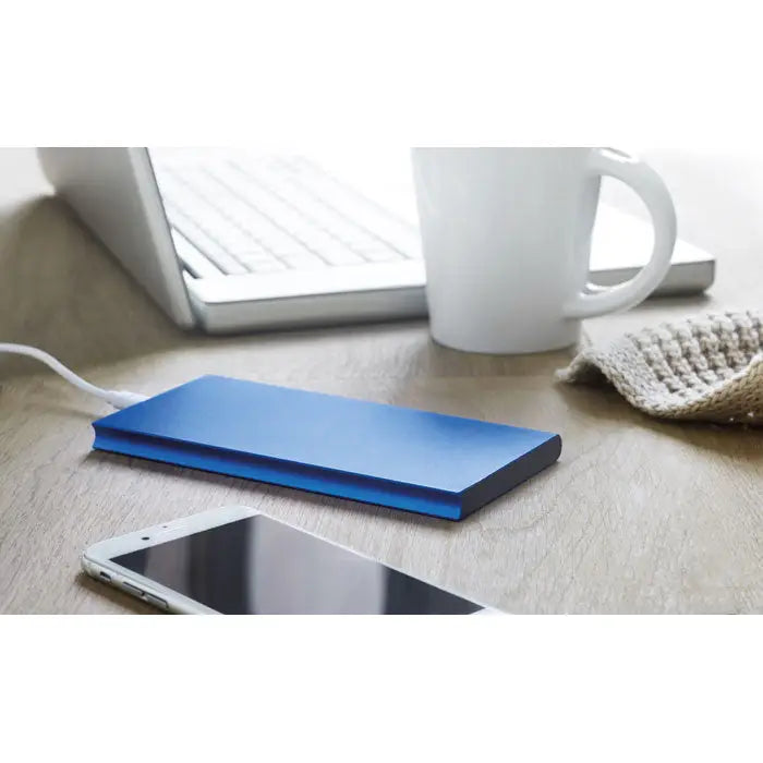 Power bank 8000 mah dreptunghiular albastru cu finisaj metalic elegant și cablu de încărcare conectat