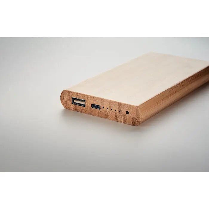 Power bank bamboo de 6000 mah ușor, din bambus deschis la culoare cu porturi usb-a și usb-c pe lateral