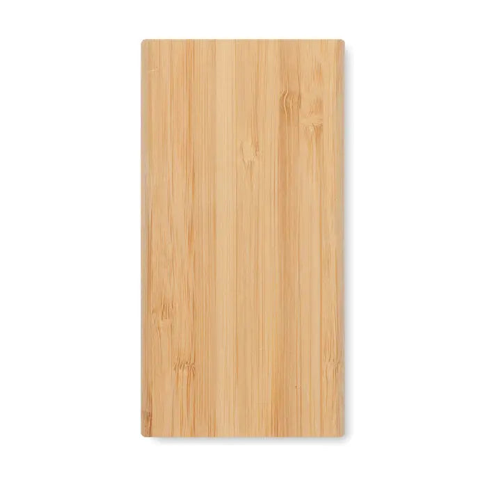 Power bank bamboo de 6000 mah pe o placă de tăiat dreptunghiulară din bambus cu nervuri naturale și finisaj neted