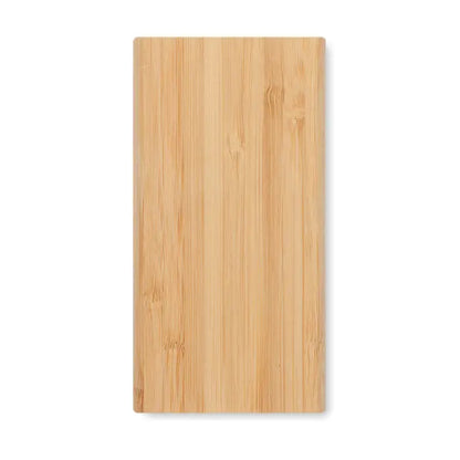 Power bank bamboo de 6000 mah pe o placă de tăiat dreptunghiulară din bambus cu nervuri naturale și finisaj neted