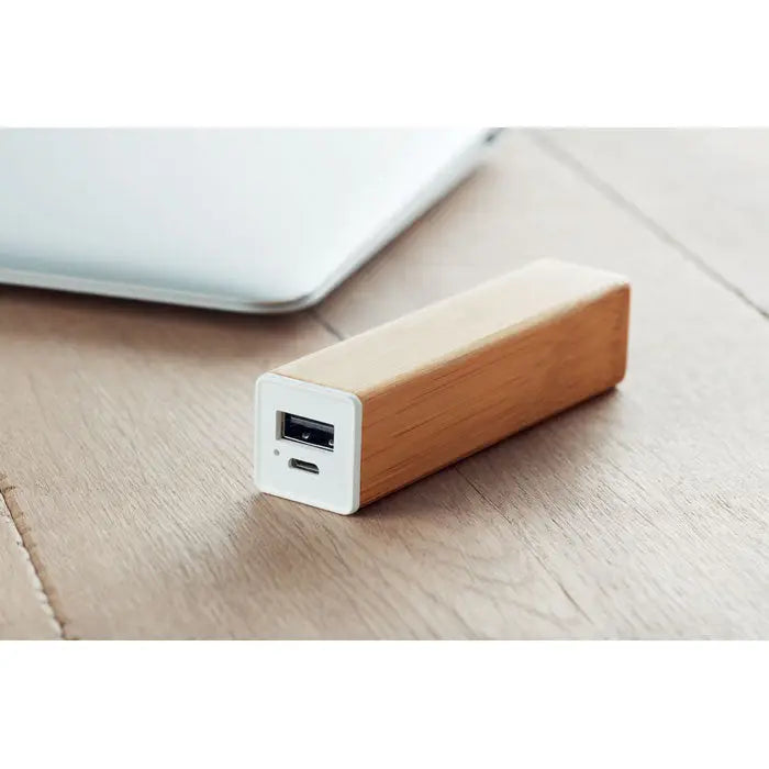 Power bank bambus 2200 mah portabil dreptunghiular cu finisaj natural din lemn si margini albe cu porturi usb-a si usb-c