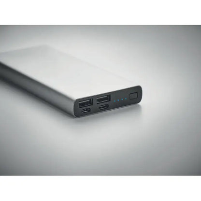 Power bank portabil argintiu dreptunghiular de 10000 mah cu multiple porturi usb și luminile indicator led