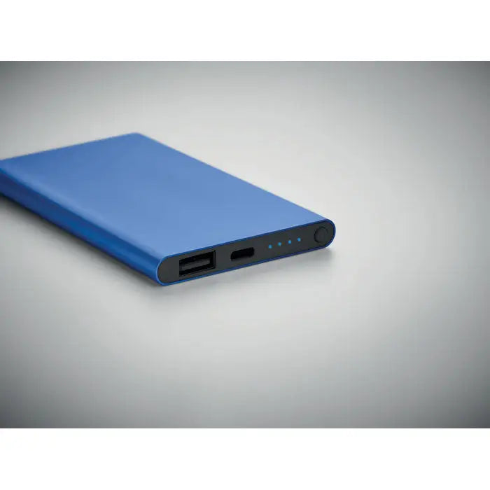 Power bank de 4000 mah tip c albastru dreptunghiular cu finisaj mat si porturi usb-a si usb-c pe o margine