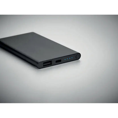 Power bank de 4000 mah tip c negru dreptunghiular cu porturi usb-a si usb-c si indicatori led albaștri iluminati