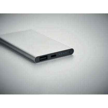 Power bank de 4000 mah tip c argintiu dreptunghiular cu finisaj mat si porturi usb-a si usb-c cu led albastru