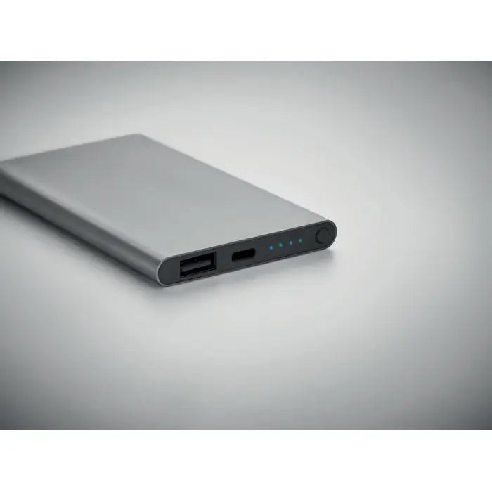 Power bank portabil dreptunghiular argintiu de 4000 mah cu port usb-a si usb-c iluminat cu led albastru