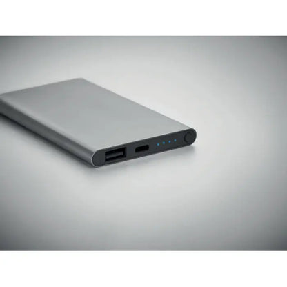 Power bank portabil dreptunghiular argintiu de 4000 mah cu port usb-a si usb-c iluminat cu led albastru