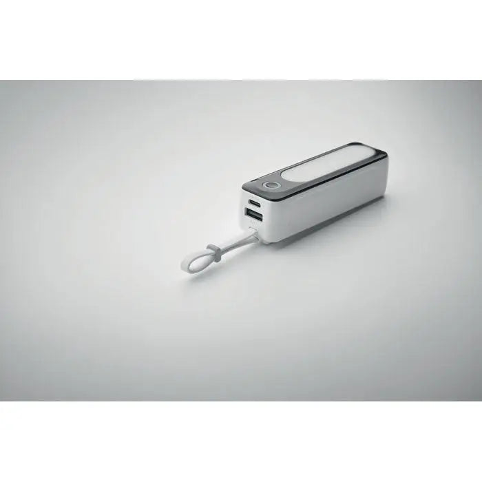 Power bank de 5000 mah cu cob alb dreptunghiular cu accente argintii, porturi usb laterale si breloc alb