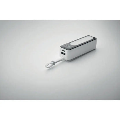 Power bank de 5000 mah cu cob alb dreptunghiular cu accente argintii, porturi usb laterale si breloc alb