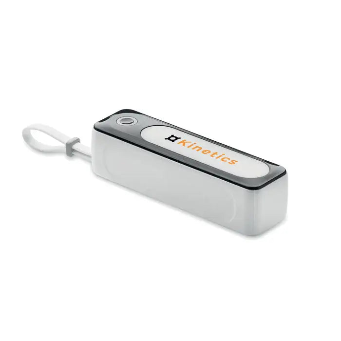 Power bank de 5000 mah argintiu dreptunghiular cu margini negre si eticheta alba cu branding portocaliu kinetics