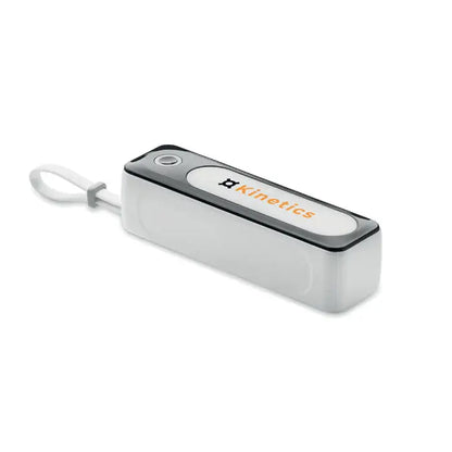 Power bank de 5000 mah argintiu dreptunghiular cu margini negre si eticheta alba cu branding portocaliu kinetics