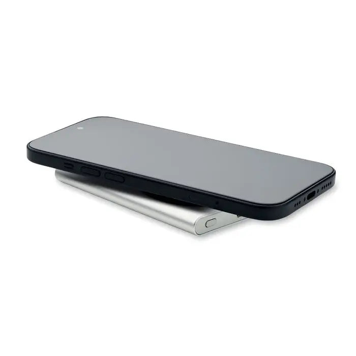 Pad de incarcare wireless argintiu cu design minimalist pentru power bank incarcator wireless