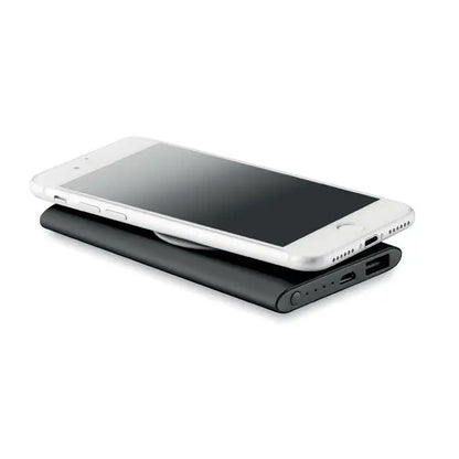 Power bank wireless 4000mah negru cu smartphone alb așezat deasupra pentru încărcare fără fir