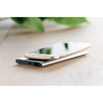 Power bank wireless 4000mah argintiu cu port usb-c si indicatori de incarcare sub telefon auriu