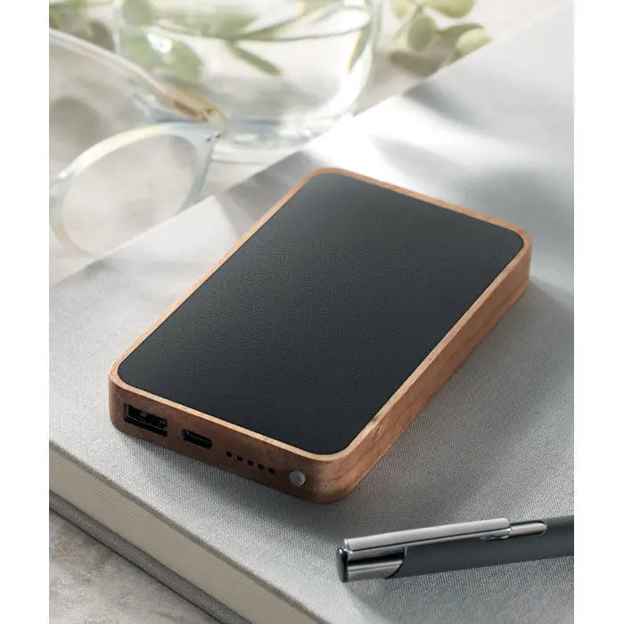 Power bank wireless de 4000 mah cu suprafata neagra texturata si rama din lemn deschis la culoare
