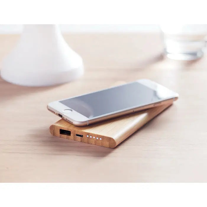 Power bank wireless din bambus cu textură lemn deschis și design minimalist cu leduri indicator vizibile