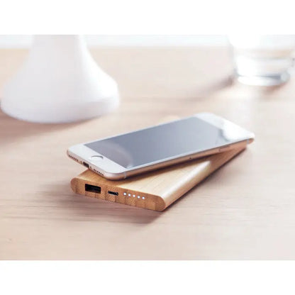 Power bank wireless din bambus cu textură lemn deschis și design minimalist cu leduri indicator vizibile
