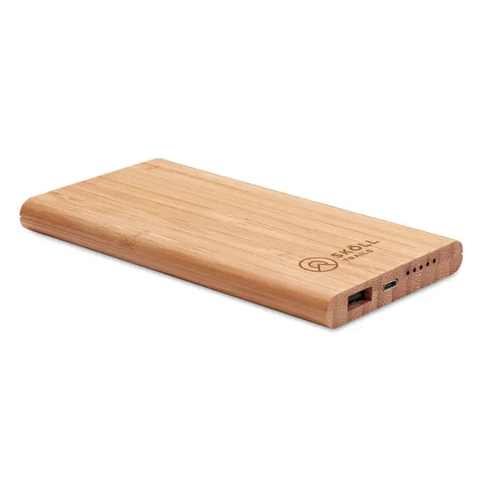 Power bank wireless din bambus de culoare maro deschis cu design minimalist si logo skoll trails gravat