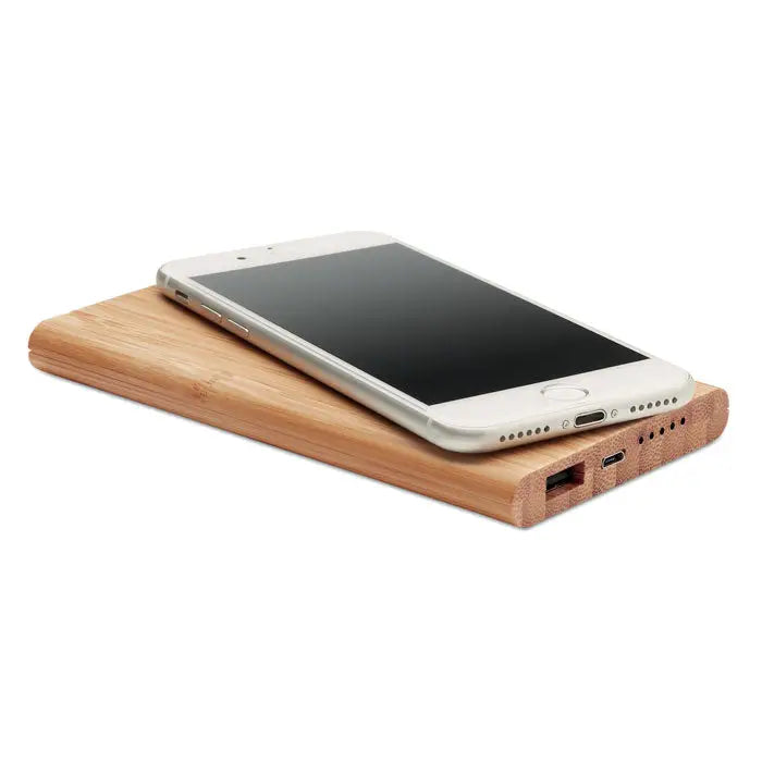 Power bank wireless din bambus alb argintiu pe suport dreptunghiular din bambus cu porturi usb si orificii de ventilatie