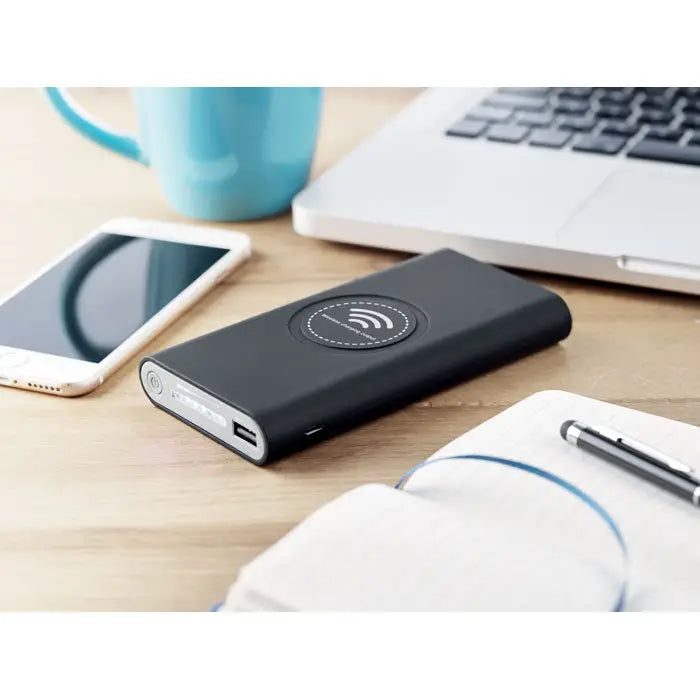 Power bank wireless tip c negru dreptunghiular cu pad circular pentru incarcare wireless si porturi usb pe lateral