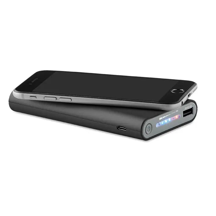 Bancă de putere portabilă rectangulară neagră cu porturi USB și lumini indicatoare LED.