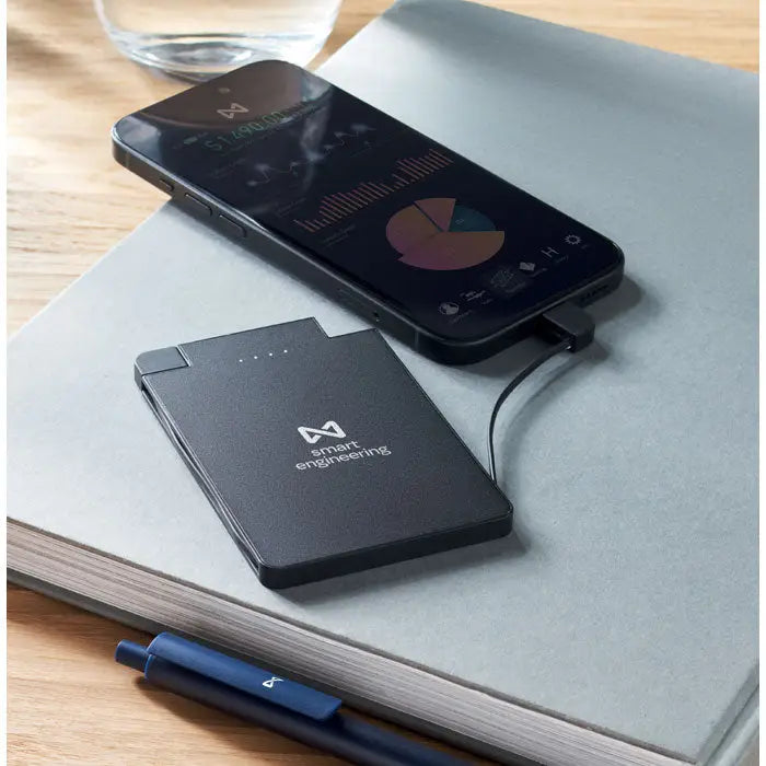 Powerbank magnetic de 2500 mah negru dreptunghiular cu logo smart engineering și patru leduri indicatori pe partea superioară