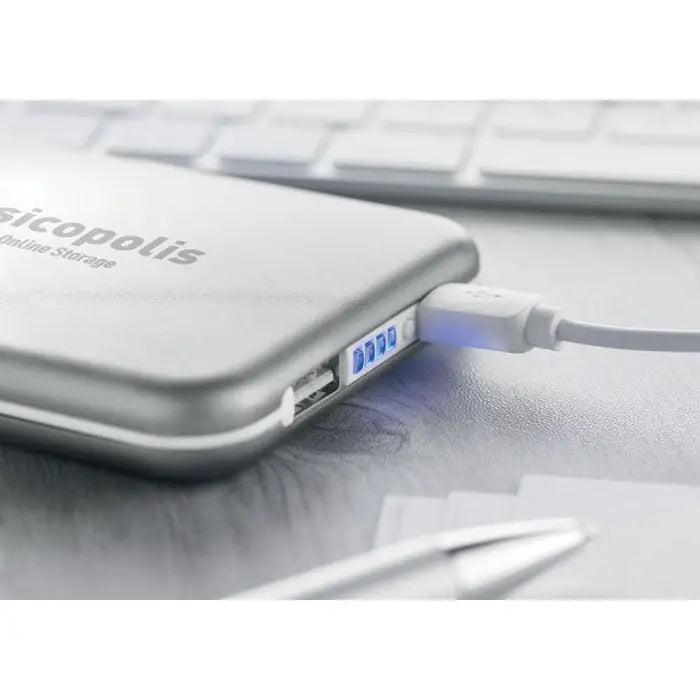 Powerbank solar de 4000 mah alb argintiu din aluminiu cu finisaj mat si brandul sicopolis pe suprafata sa