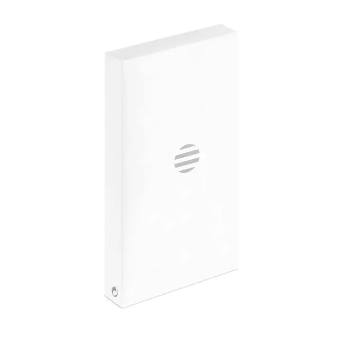 Powerbank solar de 4000 mah alb cu design minimalist si logo discret gri pentru incarcare wireless eficienta