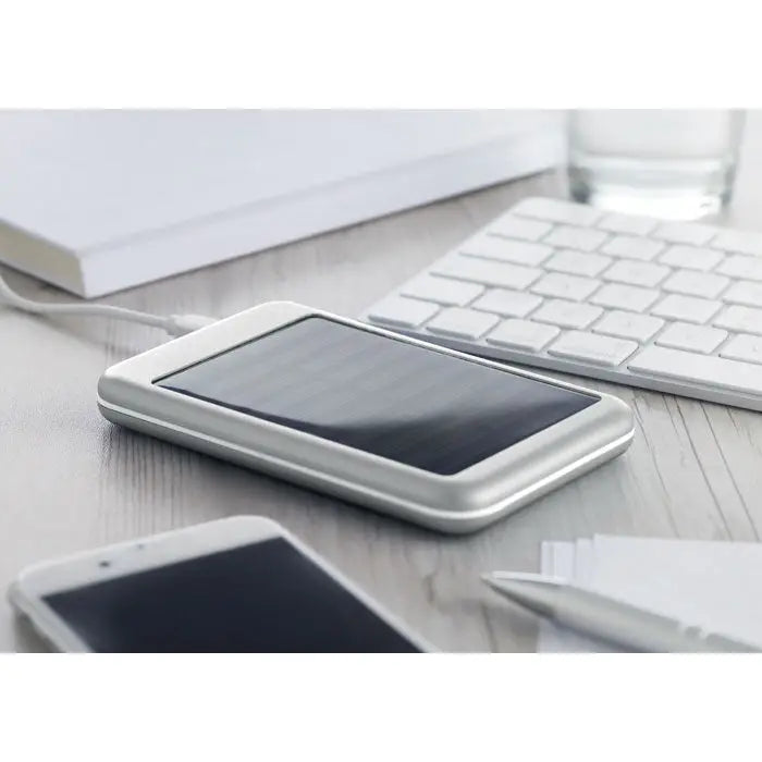Powerbank solar de 4000 mah argintiu dreptunghiular cu finisaj metalic si muchii rotunjite portabil
