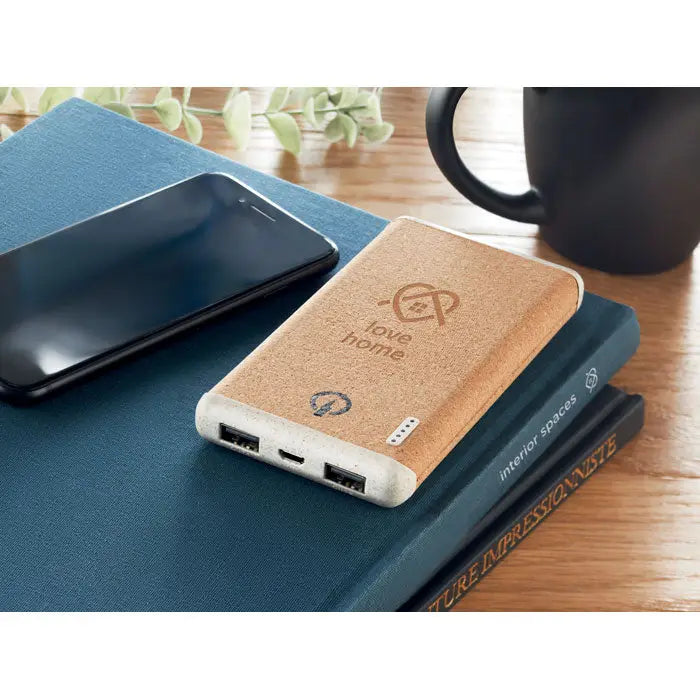Powerbank wireless de 10000 mah portabil crem cu textură de plută și margini albe, cu logo gravat love home